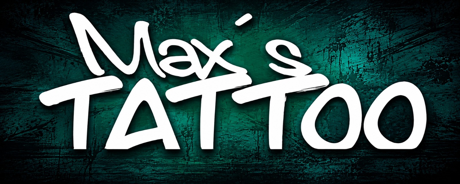 Weisse Schrift Maxs Tattoo auf dunkelgruenem, zerkratztem Hintergrund