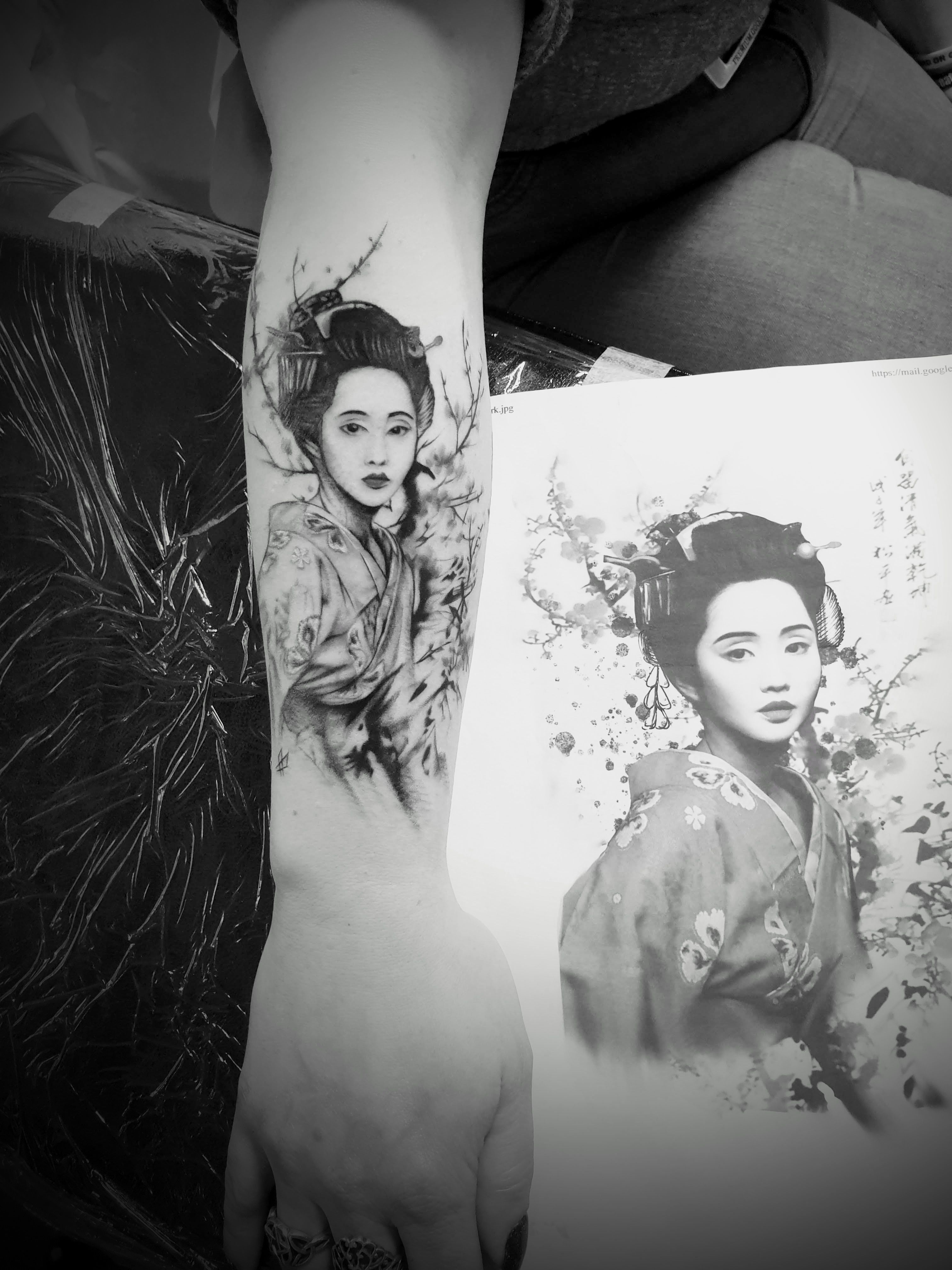 Schwarzweisses Geisha Tattoo auf Arm neben Vorlagenbild mit Kirschblueten